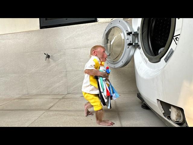 Smart Bibi helps dad wash clothes!