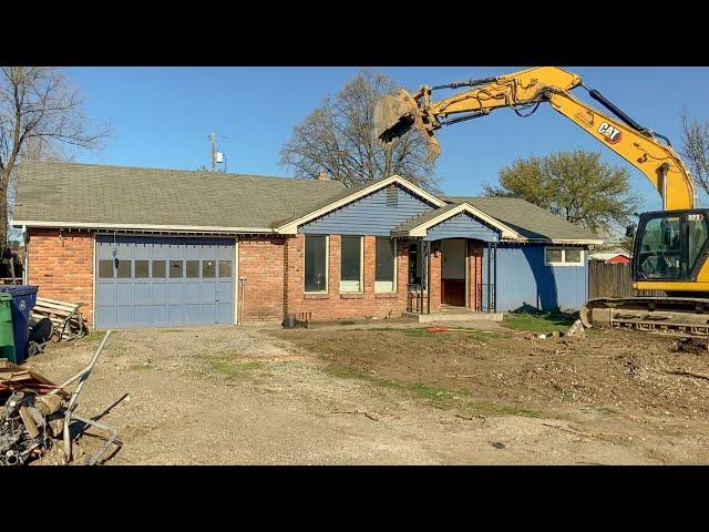 Epic House Demolition: Witness the Power of a Caterpillar 323 Excavator!