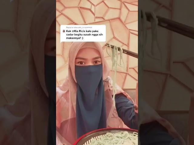 Cara makan pakai cadar by Ria ricis #cadar #ukhty #niqab #ukhti #wanitabercadar