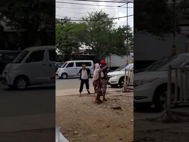 manusia kebal. beku tikam di makassar menghebokan masyarakat sekitar