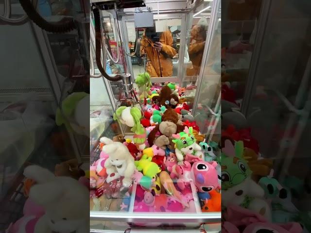 ВЫТАЩИЛ ИЛИ НЕТ? #clawmachine #хватайка #arcade #win #play #пикачу #игра #игры #игрушки