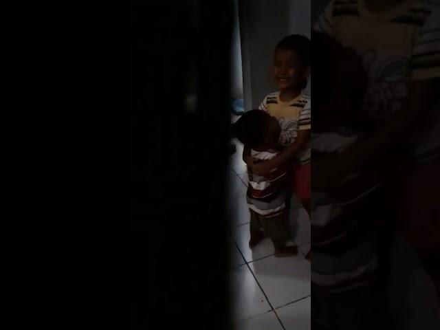 Viral video lucu buat terharu Pelukan sayang kakak adik