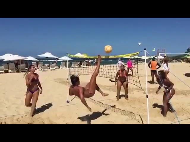 Бразилия Сочные бразильянки  играют в пляжный волейбол!