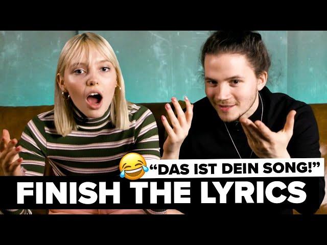 Fail: Lina erkennt ihren eigenen Song nicht  Lina & Tilman machen die Finish The Lyrics-Challenge