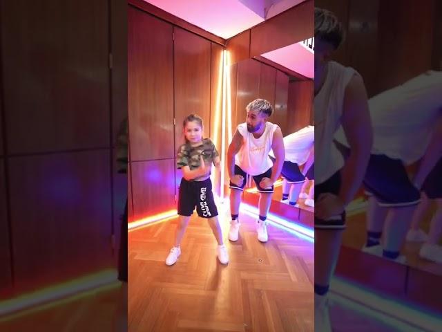 Oriana de 5 años nos muestra la clave para bailar musica brasilera 