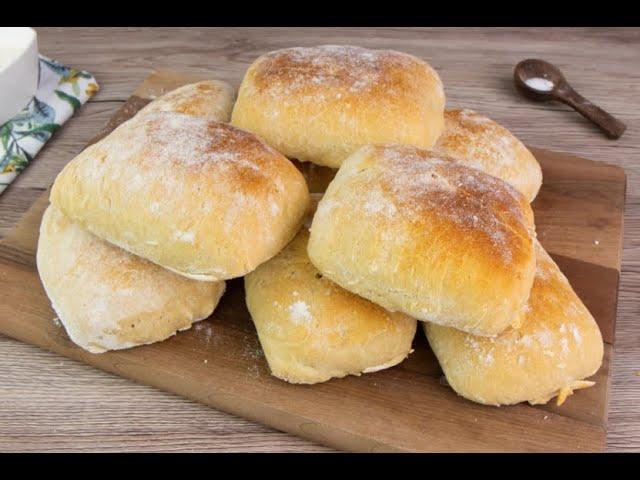 Panini croccanti fatti in casa: la ricetta facile e veloce per farli morbidi dentro