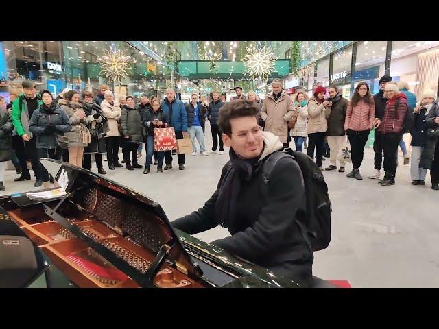 Are these the biggest Hits of 2023? Crazy piano medley in Munich shopping mall – Thomas Krüger