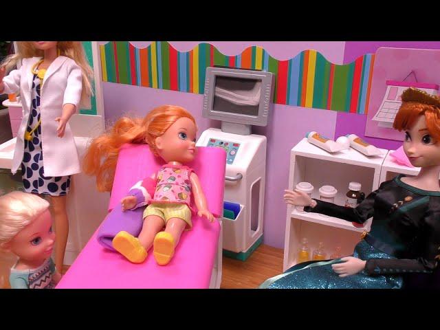 Arm cast ! Elsa and  Anna toddlers -  Barbie is the doctor