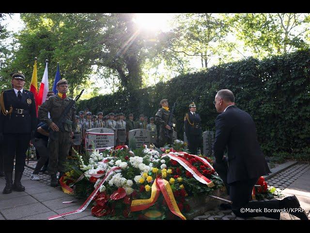 Cmentarz Wojskowy na Powązkach, Pomnik Gloria Victis. Godzina „W” – Oddanie Hołdu Powstańcom.