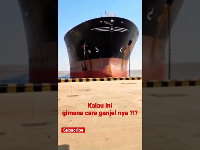 Kecelakaan kapal besar menabrak dermaga