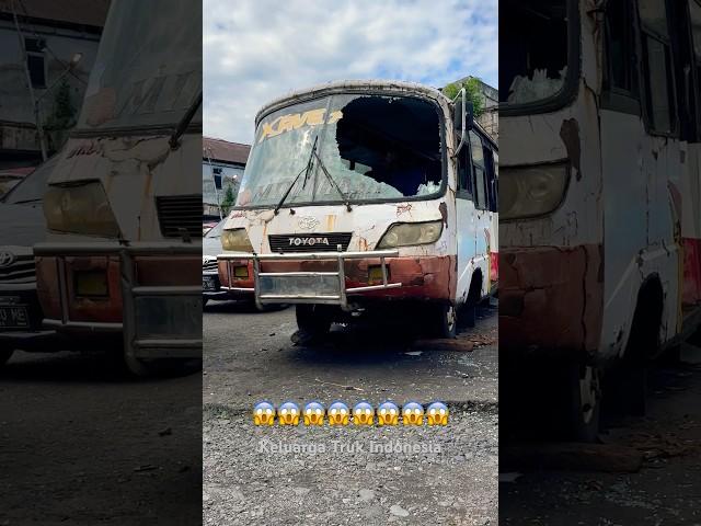 Bertemu Berbagai Mobil Van Tua Rusak Angker tak terpakai  Upin Ipin Van Balik Kampung 