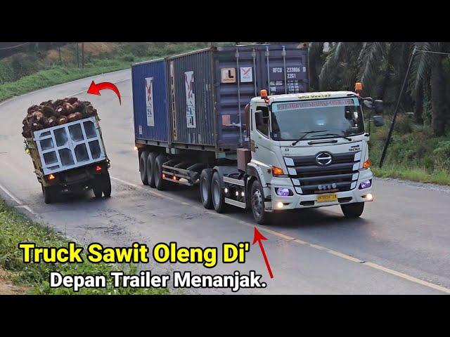 Truck Sawit Oleng Di Depan Trailer Menanjak.Akhir Tahun Di Tanjakan Bukit Kodok,Truk Trailer Nanjak.