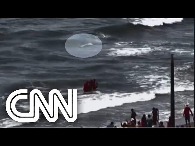 Vídeo mostra tubarão nadando em trecho de ataques em Pernambuco | LIVE CNN