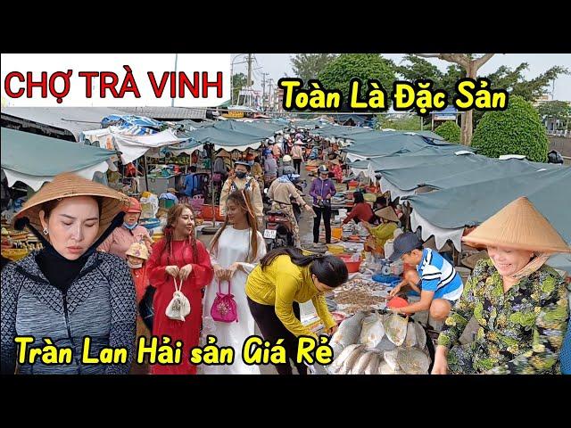 Hải Sãn đổ đống ngoài đường Chợ Trà Vinh ngập tràn rau củ như ngày Tết