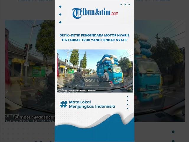 NYARIS, AKSI UGAL-UGALAN TRUK HAMPIR TABRAK PENGENDARA MOTOR DI LAMPU MERAH