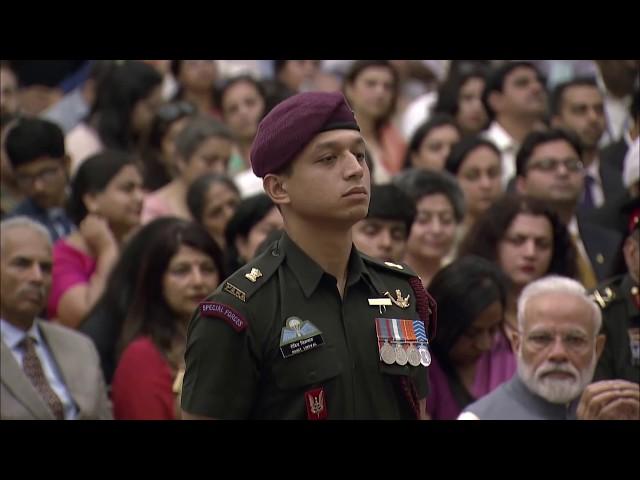 President presents Shaurya Chakra to Major Rohit Lingwal