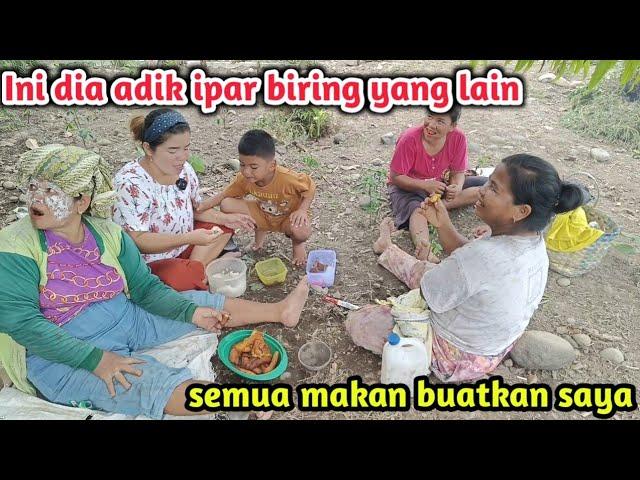 Ramai Sekali Di Kebun .Ada Adik ipar mami dan juga semua keponakan .kami makan bersama