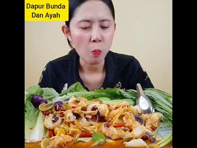 Kak Desi Lahap Bet Makan Gurita Saus Tiram Lalap Sawi dan Kangkung. Mantap 