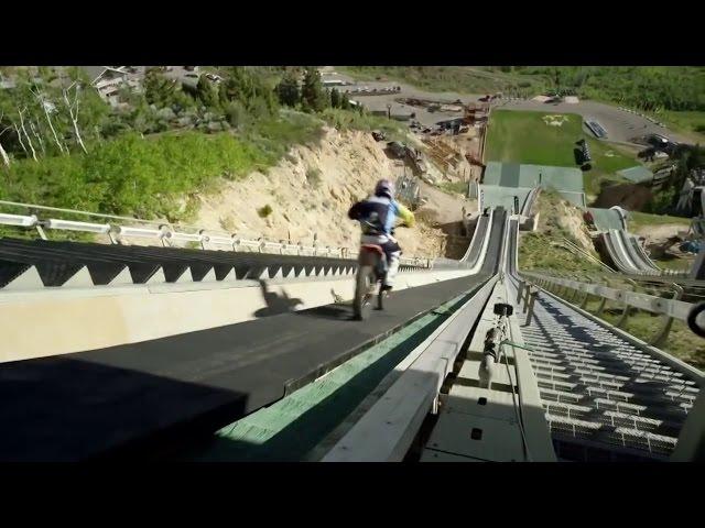 Jump ski jump on a motorcycle. Прыжок с трамплина на мотоцикле.