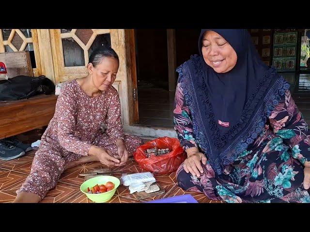 Dadakan bikin dan makan sate kambing bersama bestie emak