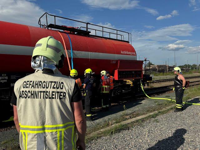 Sonderausbildung Katastrophenschutz: Feuerwehren üben an Gefahrgutzug