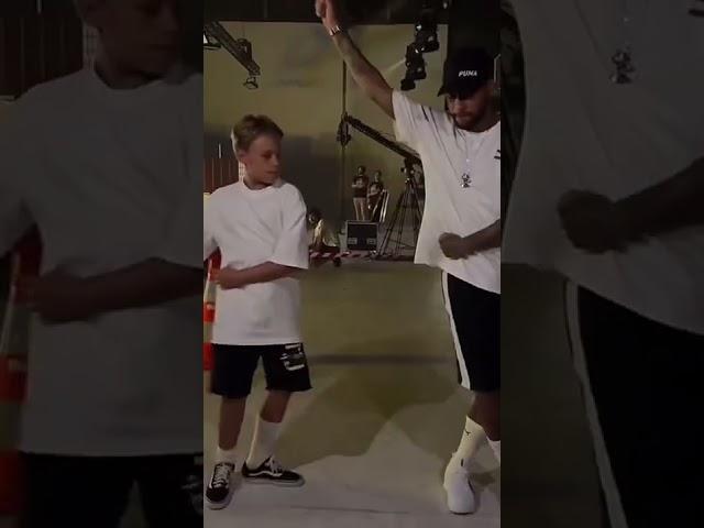 Neymar and his son dance together.. 