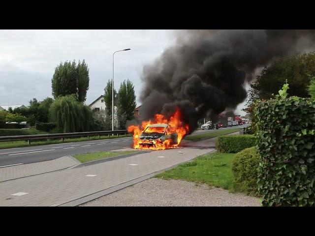 Knallende autobrand aan de Nieuweweg