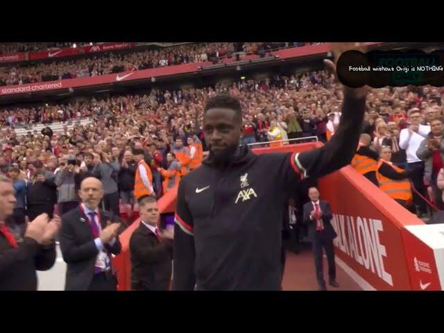 Divock Origi receives a guard of honour at Anfield #LFC #YNWA ️