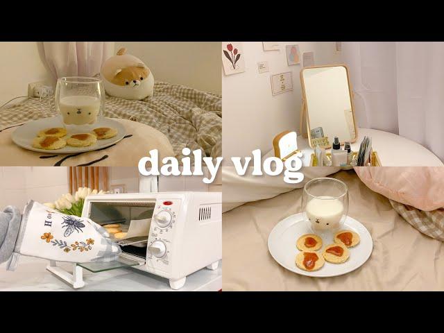 vlog  baking, reading, setting up the christmas tree, cozy night with me 