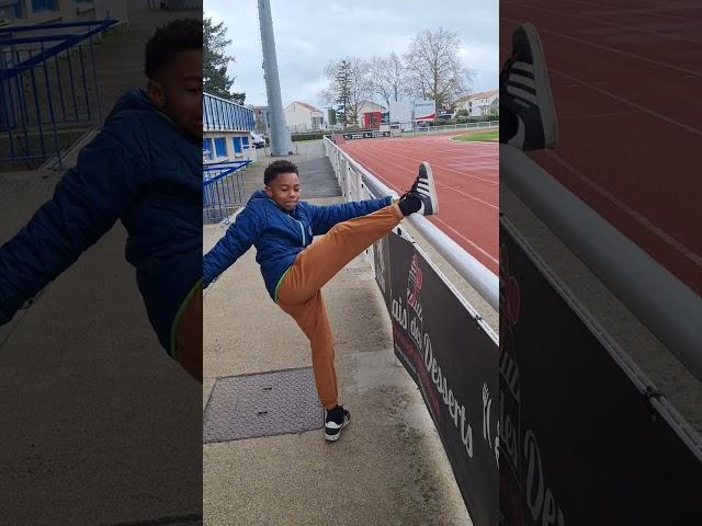 Le jeune prodige Kévin s'entraîne sur la piste athlétisme pour meilleur l'endurance au foot