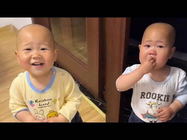 Cute Twin Brothers Moment:The Younger Brother Makes A Mistake, The Twin Brother Comforts Him!