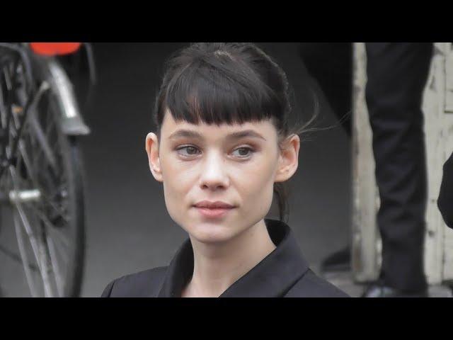 VIDEO Astrid Berges Frisbey attends Paris Fashion Week 5 march 2019 show Chanel