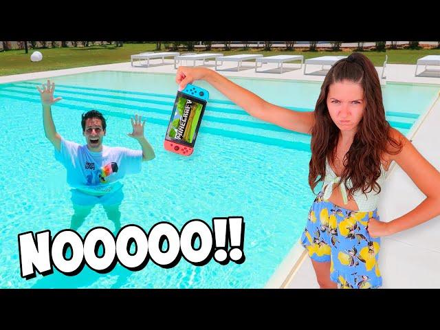 SOFÌ ROMPE I GIOCHI DI LUÌ IN PISCINA e LUÌ SI ARRABBIA TANTISSIMO!!