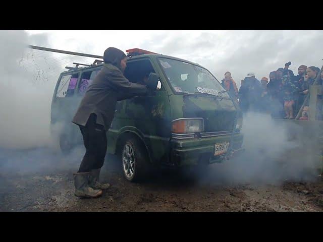 @s1r0ta showing @misfirerotary how the kiwis do it in the BROTARY VAN Burnout!