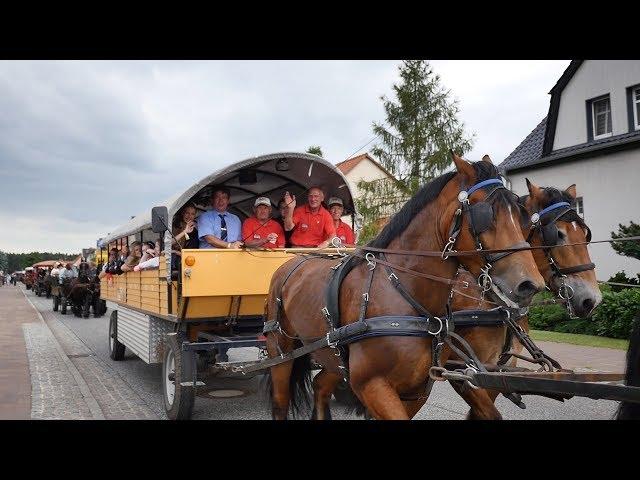 Titanen der Rennbahn fahren durch Brück