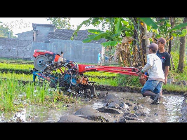 Work together! Compact Brother Plowing With G1000 Rice Field Tractor