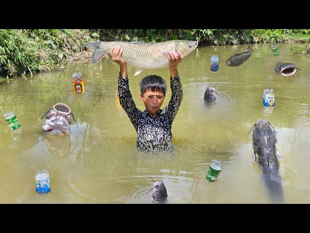 Smart fishing. Orphan boy Nam caught a 5kg fish to sell. The daily life of orphan boy Nam