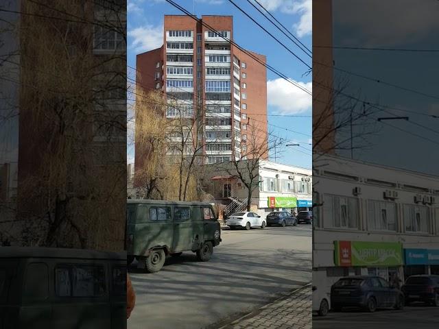 3484 Тихое место за остановкой в центре Орла двор музей Тургенева писателей-орловцев остановка сквер