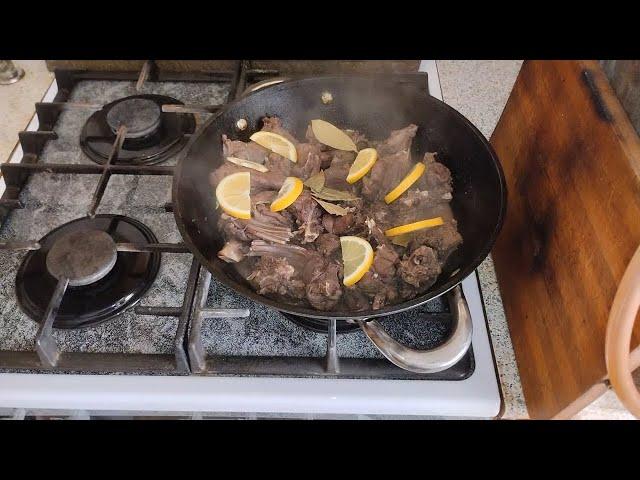 Удивительный рецепт мясного рагу с вином и лимоном.