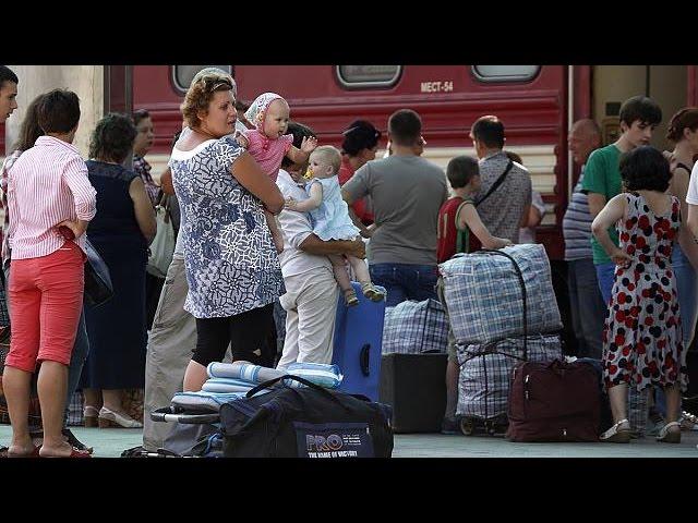 Ukraine: Donetsk residents flee besieged city