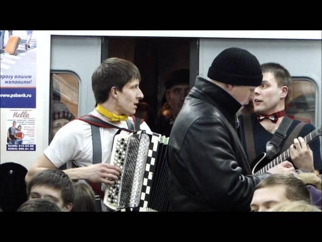 Talanted musicians in train. Музыканты в электричке группа 1000 вольт