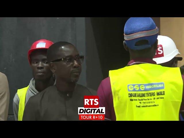 Visite du directeur général de la RTS, M. Pape Alé Niang dans la Tour R+10.