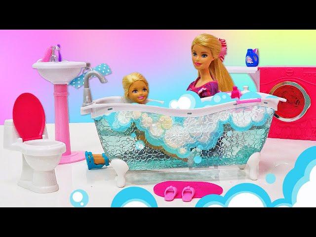 Barbie Geschichten - Puppen Video für Kinder. Barbie bekommt ein neues Badezimmer.