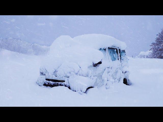 [Heavy Snow]Camping alone in a small car. Car was completely covered with snow.