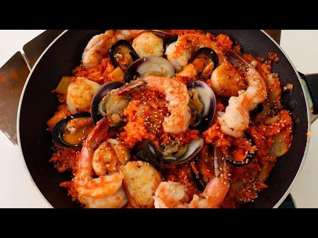 Kimchi Fried Rice with Seafood (Haemul kimchi bokkeumbap: 해물김치볶음밥)