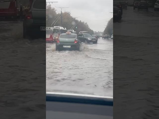 Луцьк поплив!Гумові чоботи вже не допоможуть, діставайте човни #волинь