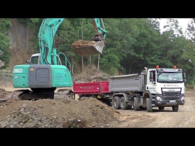 Daf CF with trailer load by Kobelco excavator