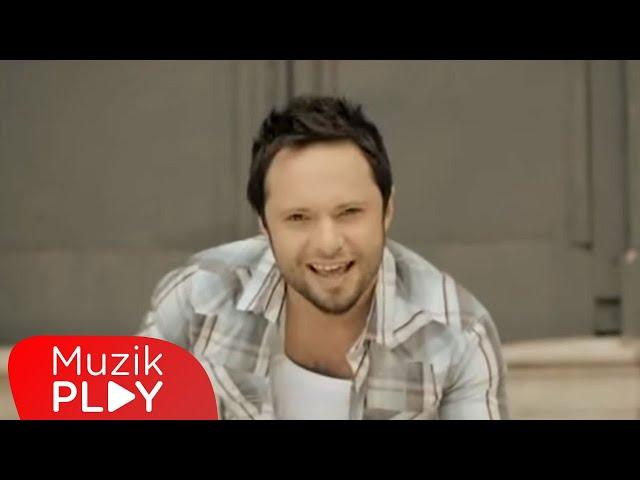 Özgün - Sadece Arkadaşız (Official Video)