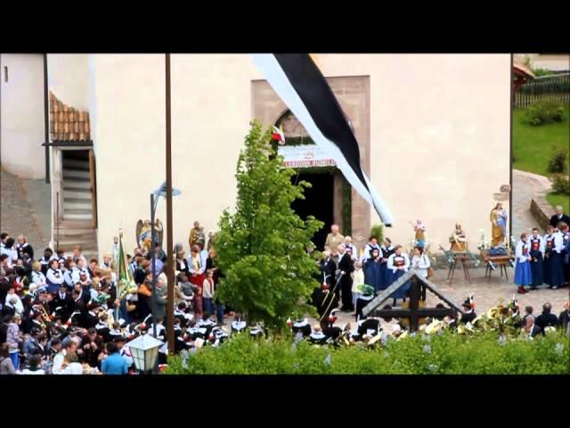 Konzert auf dem Lengmooser Kirchplatz bei Fronleichnamprozession am Ritten