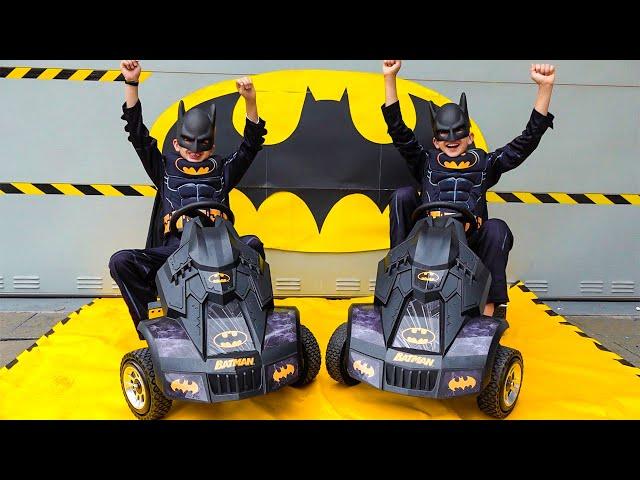 Vlad dan Niki berpura-pura menjadi Batman dan bermain dengan mainan Batman